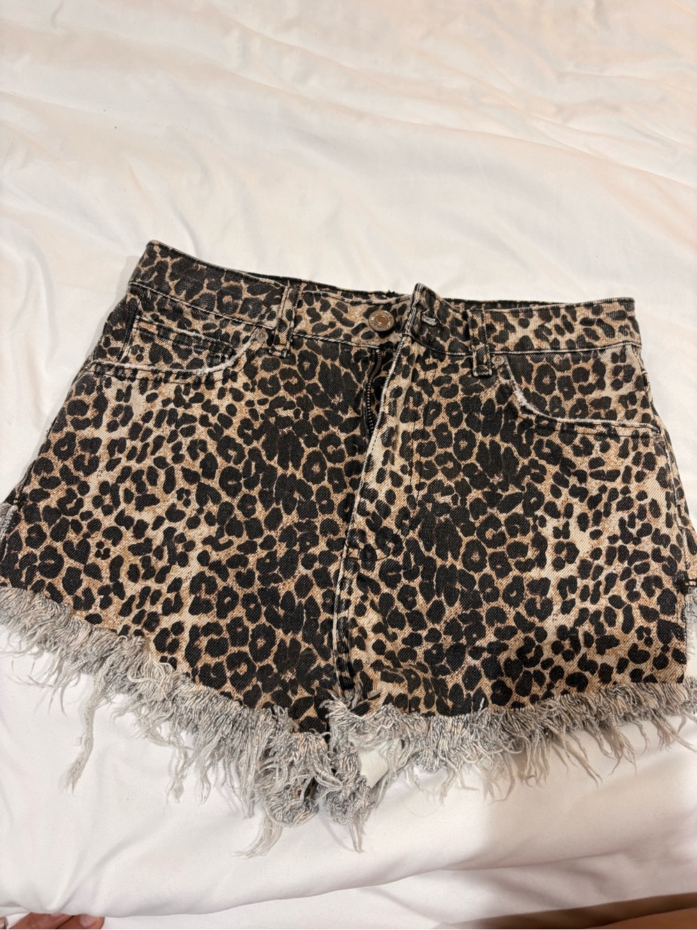 Forever 21 Leopard Print Frayed Hem Women’s Denim Shorts - Tan/Black size 26